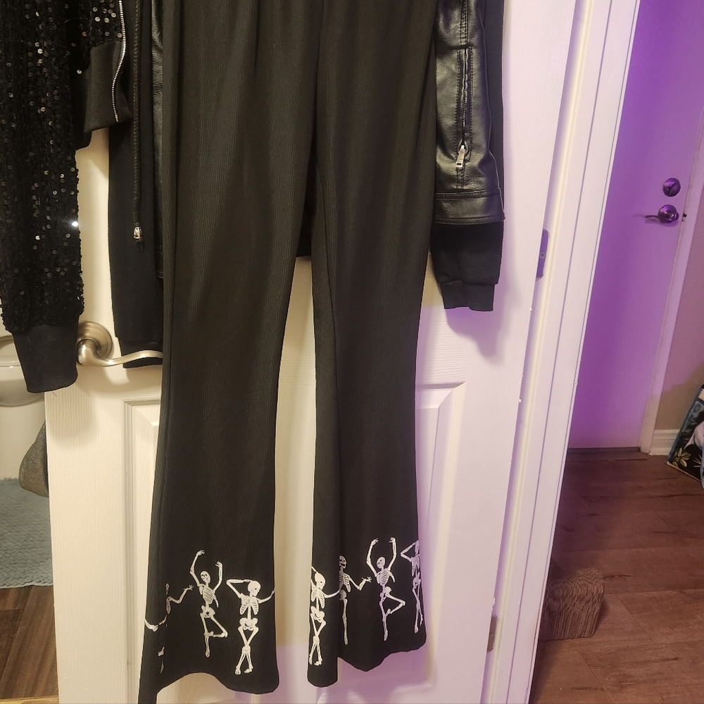 ROMWE Black Wide-Leg Pants with White Dancer Hem Print